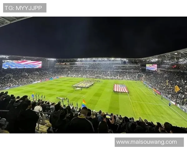 外国球星激情亲吻足球场瞬间展现热爱与荣耀的独特情感表达